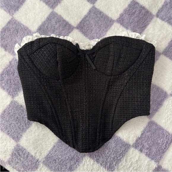 Lulus black corset top with white trim - Picture 4 of 5